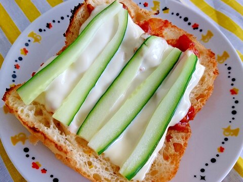 残り物カレーで作るチーズきゅうりトースト